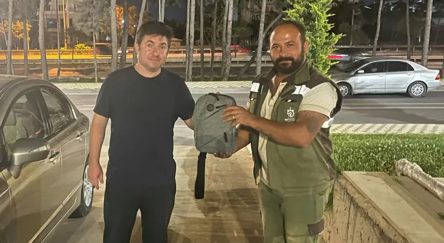Temizlik Personelinden Örnek Davranış: Bulduğu Çantayı Polise Teslim Etti