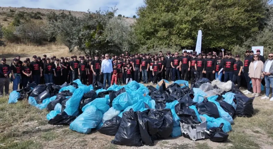 Tepe Kurumsal’ın “Kırmızı Eldiven”leri, Ankara’da 950 Kilogram Atığı Doğadan Topladı