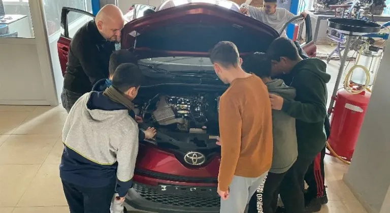 Toyota'dan Deprem Bölgesindeki Okullara Ekipman Desteği