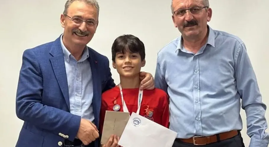 Trabzon Şalpazarı'nın Minik Boks Şampiyonu Ahmet Seha Özendi Onurlandırıldı!