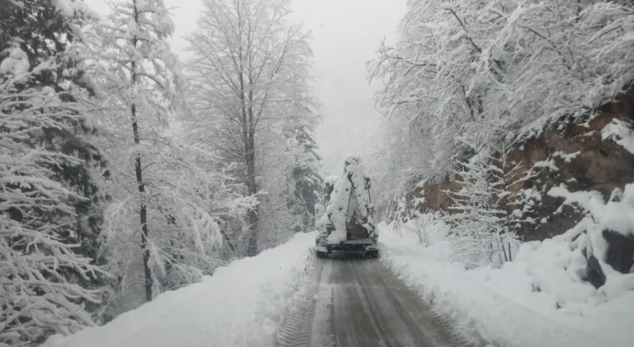 Trabzon Karla Boğuşuyor! 19 Mahalle Yolu Kapandı, Ekipler Harekete Geçti