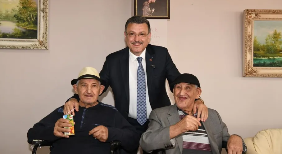 Trabzon'da Bayram Sürprizi! Başkan Genç Huzurevi Sakinleriyle Bir Araya Geldi