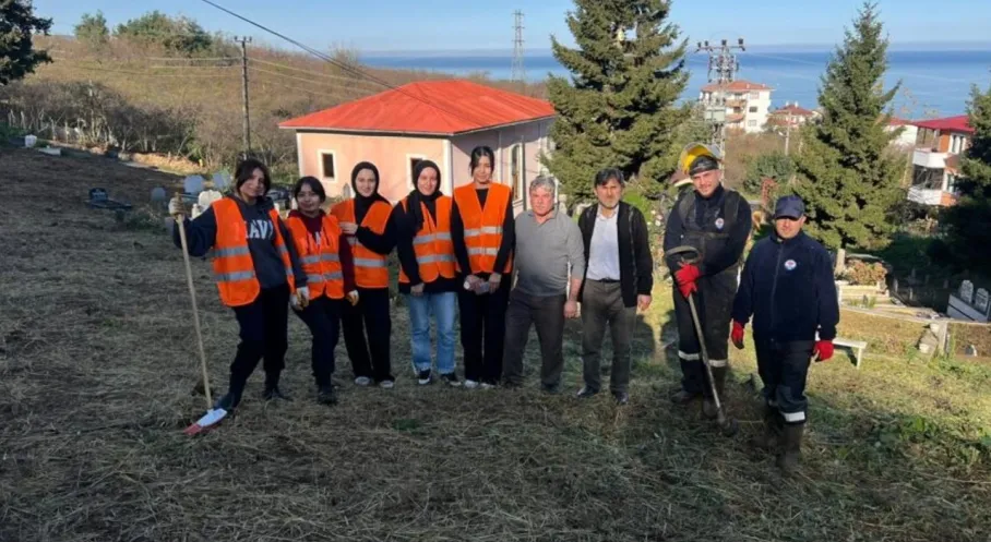 Trabzon'da Duyarlı Proje: Mezarlıklar Öğrencilerle Temizleniyor!