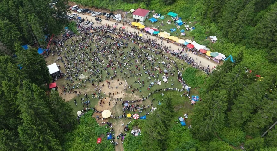 Trabzon'da Horon Ziyafeti: Göllüalan Şenliği Rekor Katılımla Coştu!