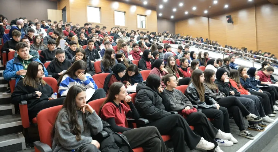 Trabzonlu Gençlere Dijital Çağda Hakları ve Nezaket Kuralları Öğretiliyor: 