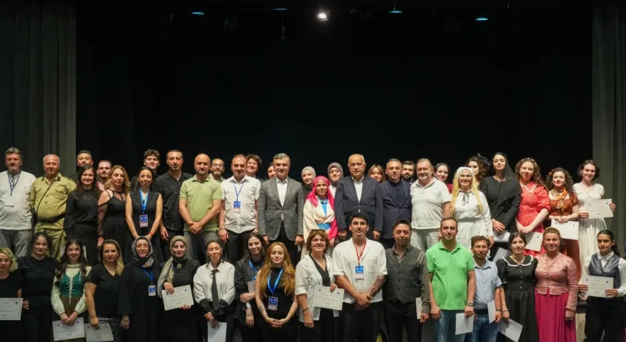 Trabzon’da Tiyatro Eğitimi Tamamlandı: Kursiyerler Sahneye Çıktı