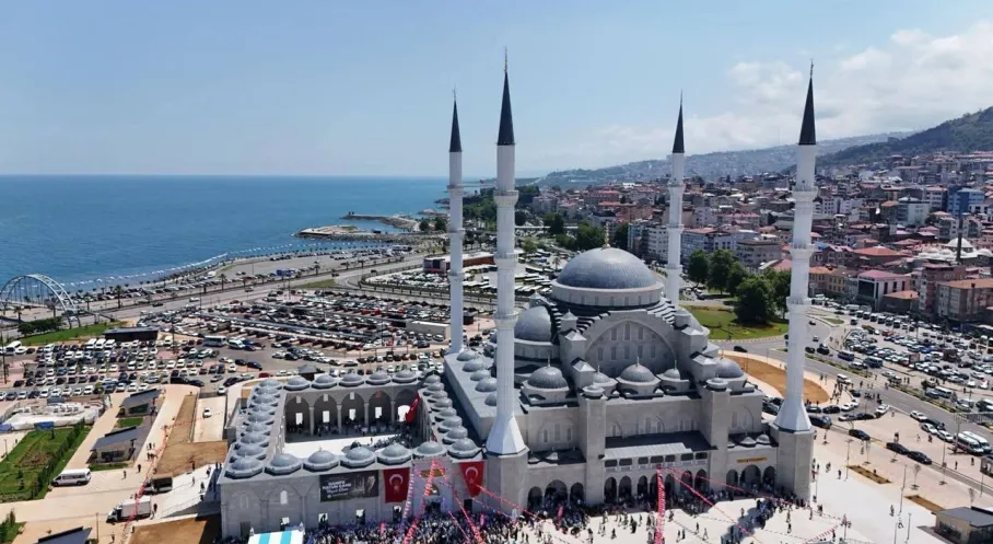 Trabzon'da Yükselen İhtişam: Doğu Karadeniz'in En Büyük Camisi Hanife Hatun Açıldı!