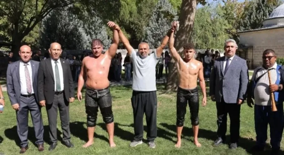 Kırkpınar Coşkusu Trakya Üniversitesi'nde Yaşatıldı! Öğrencilerden Güreş Gösterisine Yoğun İlgi