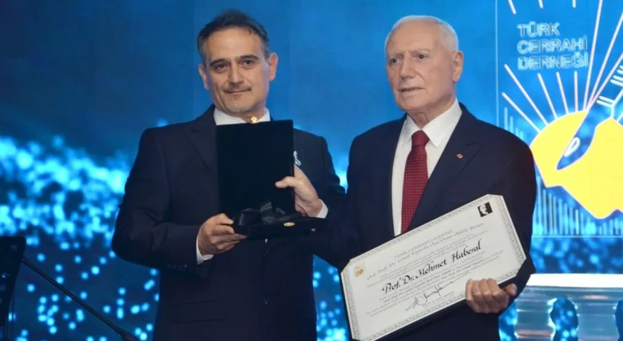 Türk Cerrahi Derneği'nden Tarihi İlk: Organ Naklinin Öncüsü Prof. Dr. Mehmet Haberal'a Büyük Ödül!