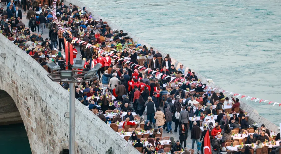 Türk Kızılay Adana'da Dev Aşevi Açtı: 11 Bin Kişilik Kapasiteyle Umut Olacak!