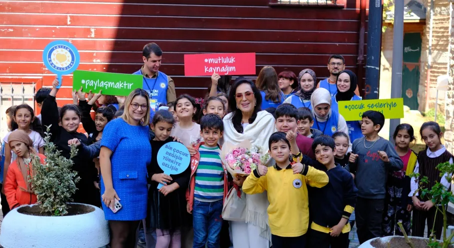 Türkan Şoray'dan TEGV'e Anlamlı Ziyaret: Çocukların Eğitimine Destek Çağrısı!
