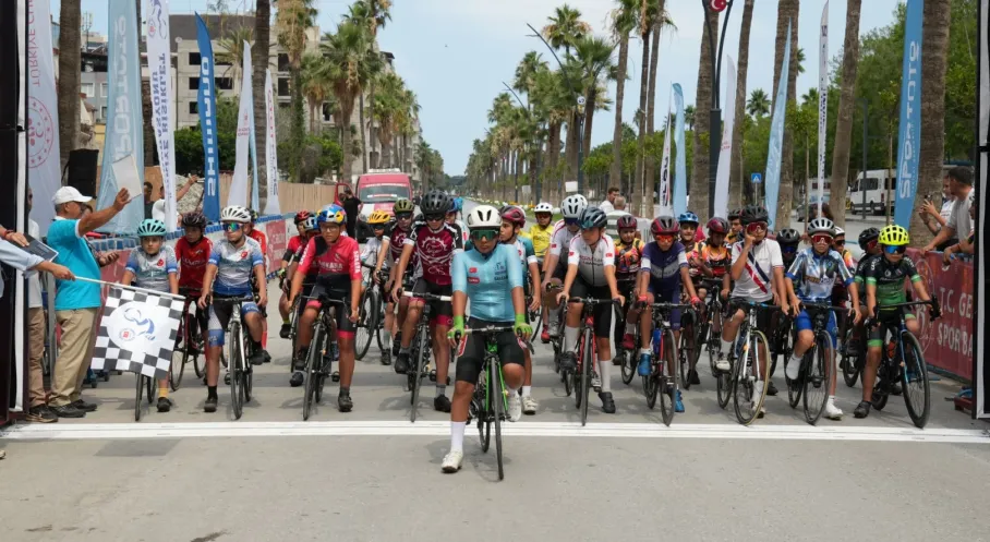İskenderun'da Pedal Sesleri Yükseldi: Türkiye Kupası 6. Etap Yol Yarışları Nefes Kesti! Geleceğin Şampiyonları Sahnedeydi