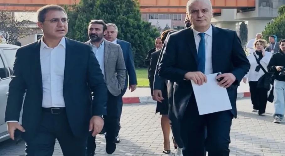 TÜRSAB Genel Kurulu'nda Şok Protesto! Adaydan Kitaplı Tepki