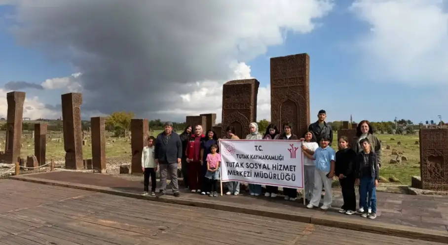 Tutaklı Çocuklar Ahlat’ın tarihî ve kültürel mirasını keşfetti