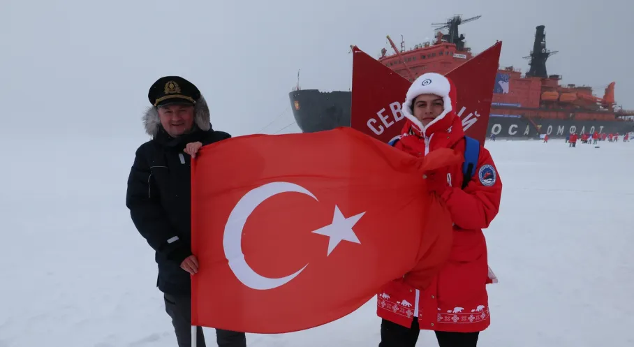 Uluslararası Keşif Gezisine Katılan Türk Genç, Kuzey Kutbu’nda Türk Bayrağını Dalgalandırdı