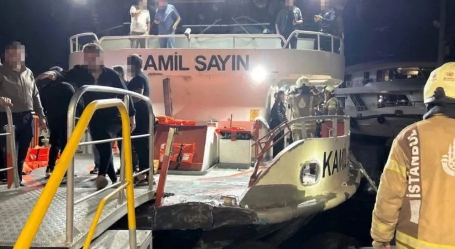 Üsküdar'da Faciadan Dönüldü: Yolcu Teknesi ve Yük Gemisi Çarpıştı! Son Durum