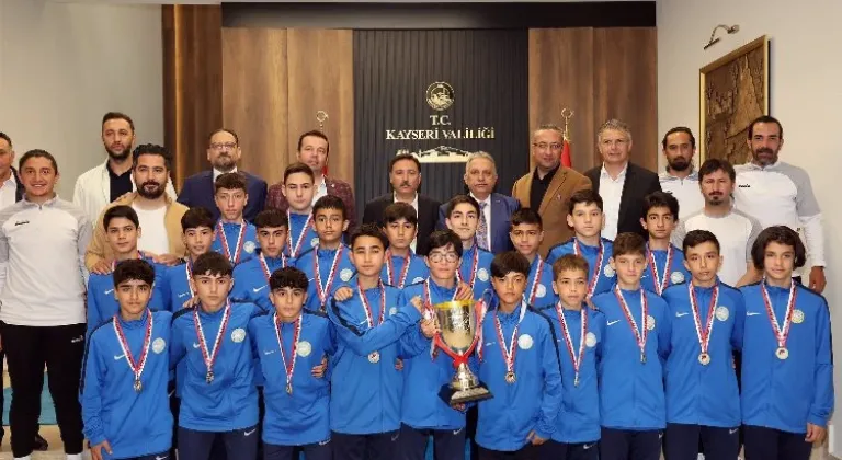 Vali Çiçek'ten Talasgücü Belediyespor U14 Takımına Büyük Ödül