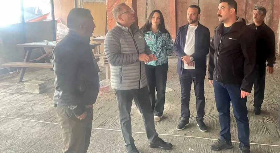 Vali Polat'tan Çıldır Gölü Kıyısında Kütük Ev İnşaatına Sürpriz Ziyaret!