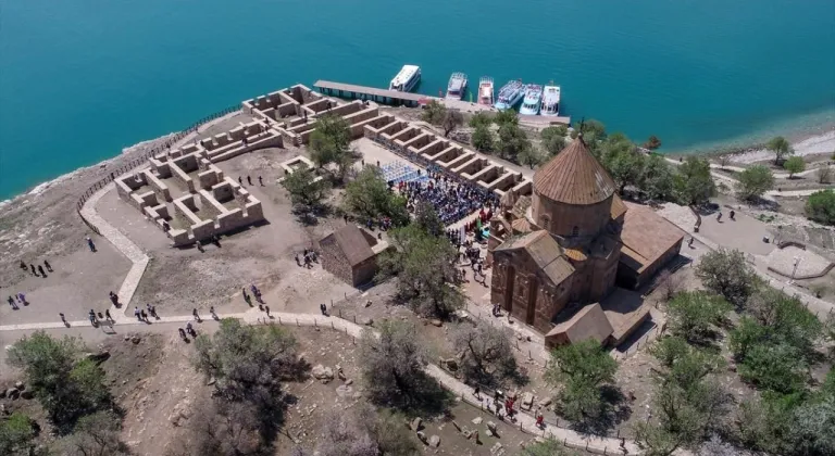 Van, 3. kez Badem Çiçeği Festivali'ne Start Verdi