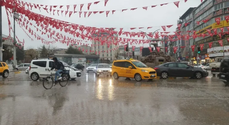 Van Altyapısı Yağmuru Kaldıramıyor, Kentte Sele Teslim Olundu!