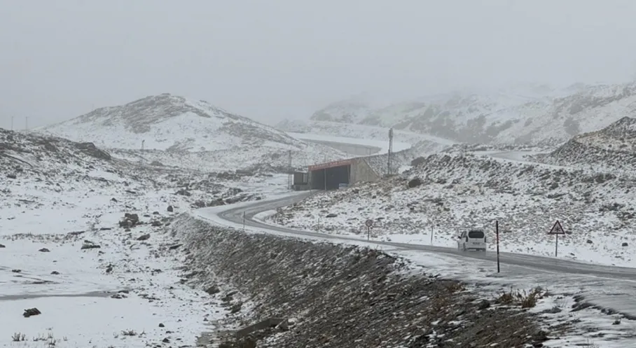 Van'da Kar Sürprizi! Karabet Geçidi Beyaza Büründü, Ulaşım Alarm Veriyor!
