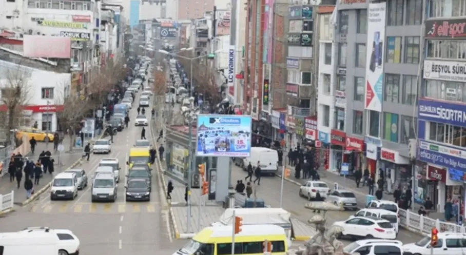 Van'da Trafik Kabusu: Araç Sayısı Rekor Kırdı, Vatandaşlar İsyan Ediyor!