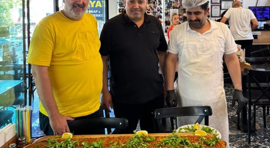 Veli Usta'dan Lahmacun Şov! 104 CM'lik Dev Lezzet Rekoru Geliyor!