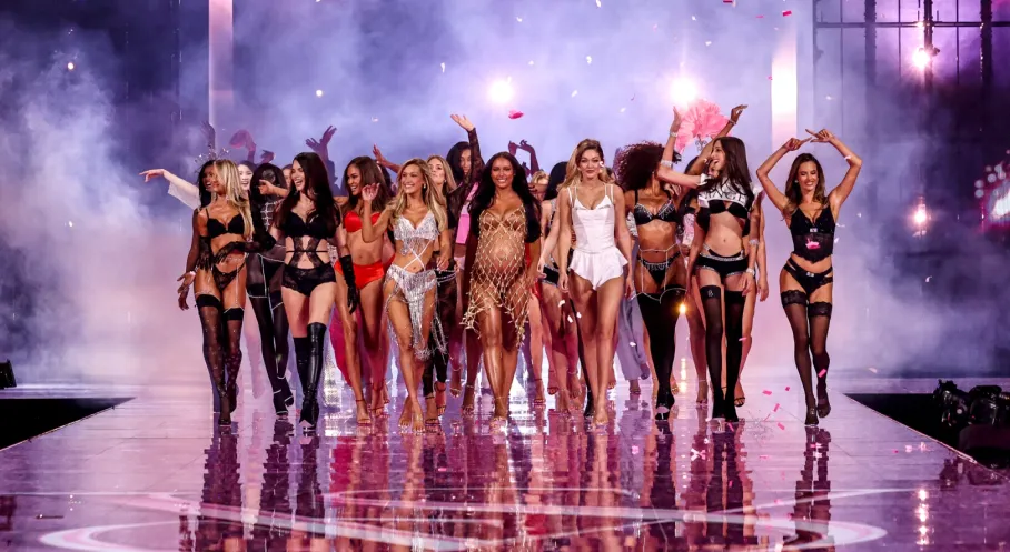 Victoria's Secret Defilesi 2025: Efsaneler, Yeni Yüzler ve Unutulmaz Anlar!