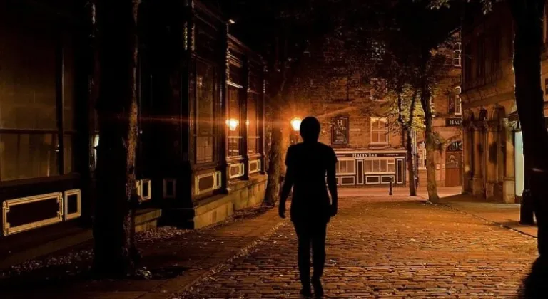 Yalnız Yürüyen Kadınlar Güvensiz: Gece Yalnız Yürümede Güvensizlik Oranı Kadınlarda %27,4