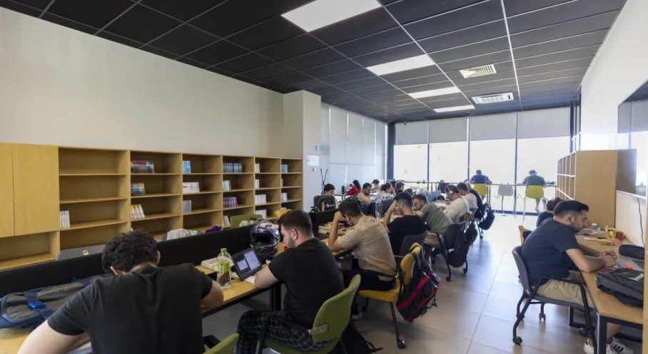 Mersin'de Yaz Tatilinde Kitap Keyfi: Büyükşehir'in Okuma Salonları Dolup Taşıyor!