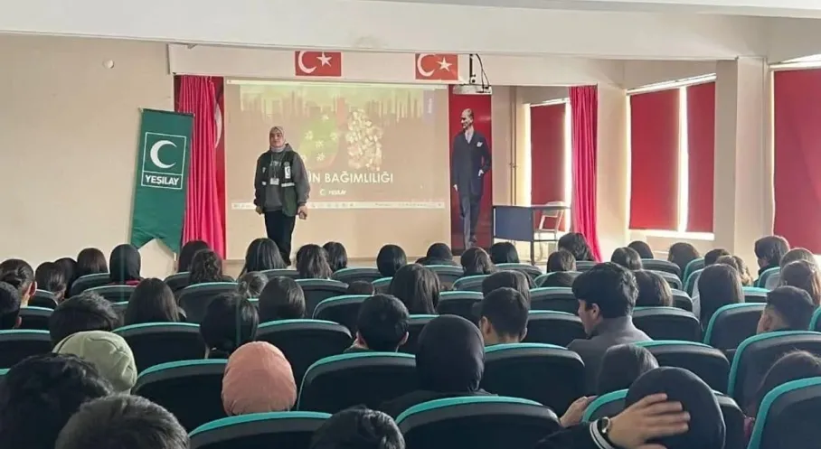 Yeşilay Kars'tan Selim Anadolu Lisesi'nde Bağımlılıkla Mücadele Semineri!