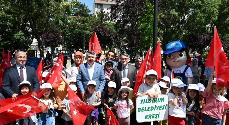 Yıldırım'da Aile Haftası Coşkusu: 'Ailemiz Geleceğimiz' Yürüyüşüyle Kutlandı!