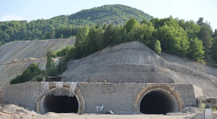 Yıllardır Beklenen Geminbeli Tüneli Hâlâ Açılmadı