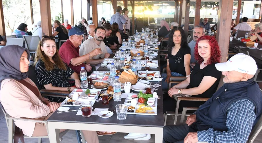 Yörükler Gazibeğendi'de Yaşlılarla Buluştu: Kuşadası'ndan Unutulmaz Anlar!