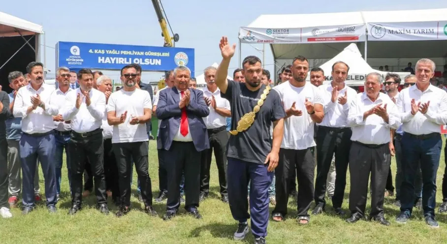 Yusuf Can Zeybek Coşkusu: Kırkpınar Şampiyonu Kınık Er Meydanı'nda!