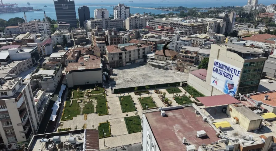 Mersin Zafer Çarşısı'nda Tarihi Dönüşüm: Kaçak Yapılar Yıkıldı, Yeni Yeşil Alan Geliyor!