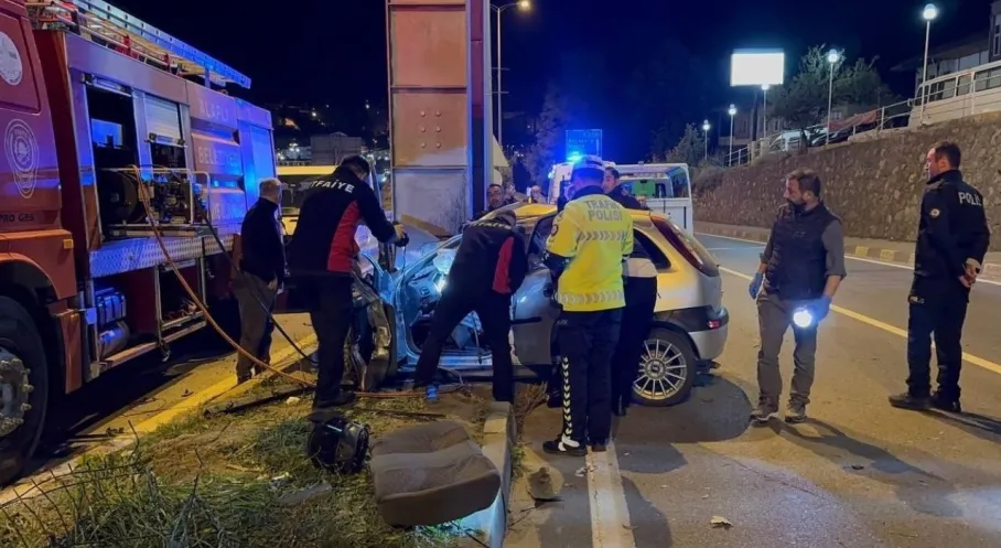 Zonguldak'ta Feci Kaza: Kontrolden Çıkan Araç Üst Geçide Çarptı, 2 Genç Hayatını Kaybetti!